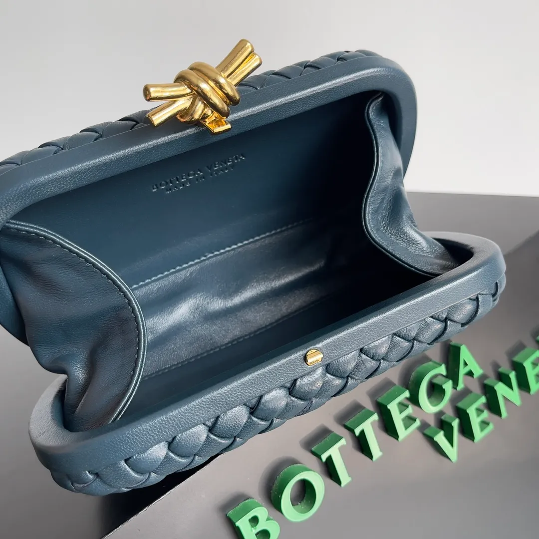 Batch 1860 BV Knot | The classic return of the evening bag. Original leather ➕ Stainless steel hardware ➕ 24k real gold plating ➕ Fully handmade. Those who know the history of our brand should have heard that the knot is a story of Bottega Veneta, and it is also one of the more important design elements. Matthieu Blazy's work this season sublimates Knot's classics, with a new knot design and a woven shoulder strap, plus Fouland Intreccio's weaving technology, adding some fashion to the retro and nostalgic feel of the past. Style number: 717622 Size: 20.5*6*12.5